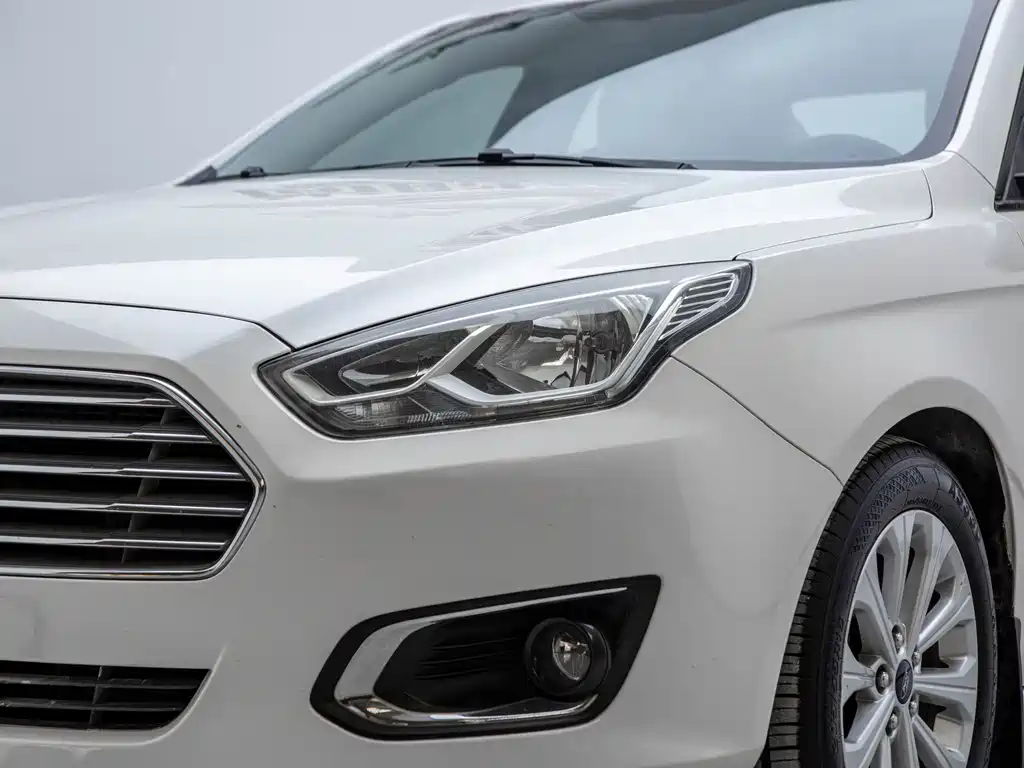 Ford Escort 2016 — фото 10