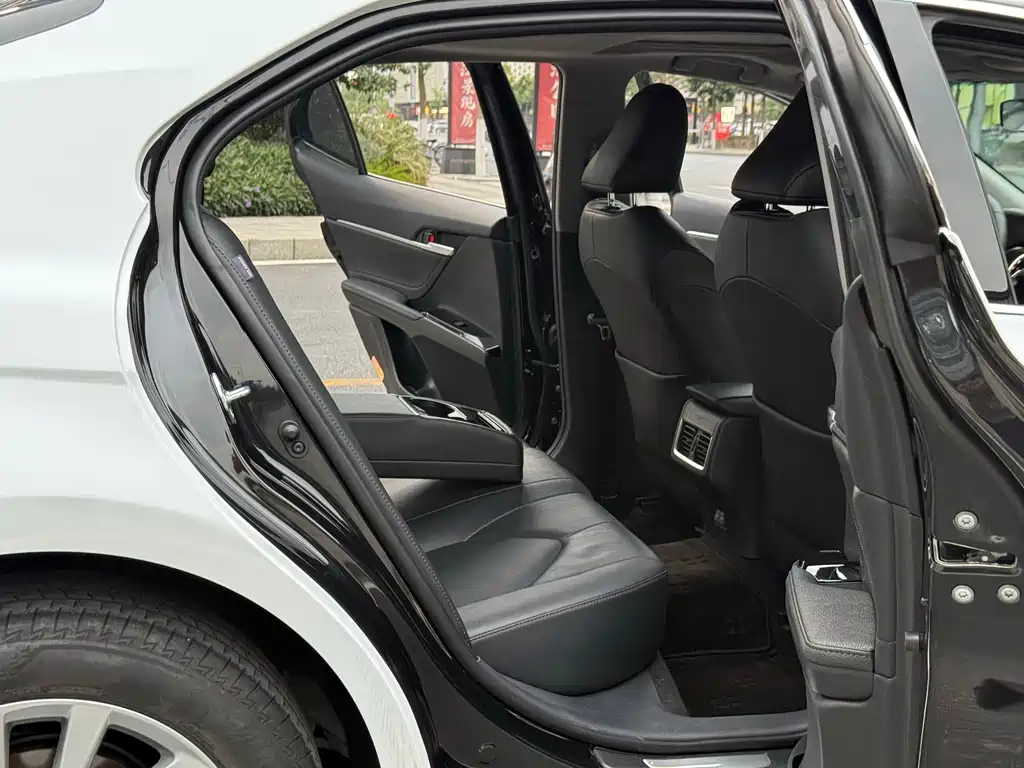 Toyota Camry 2023 — фото 11