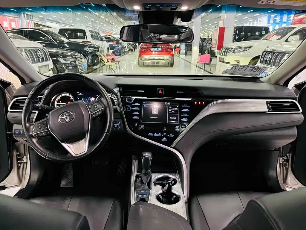 Toyota Camry 2018 — фото 8