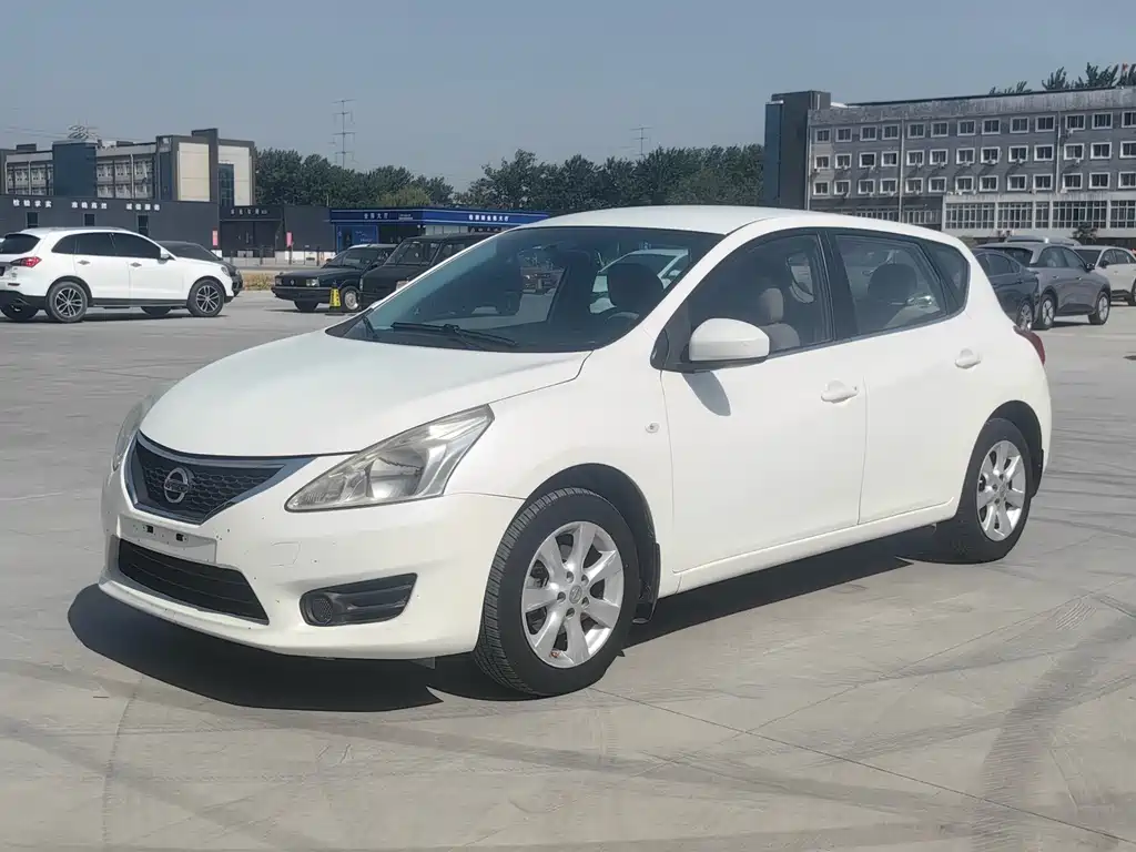 Nissan Tiida 2015