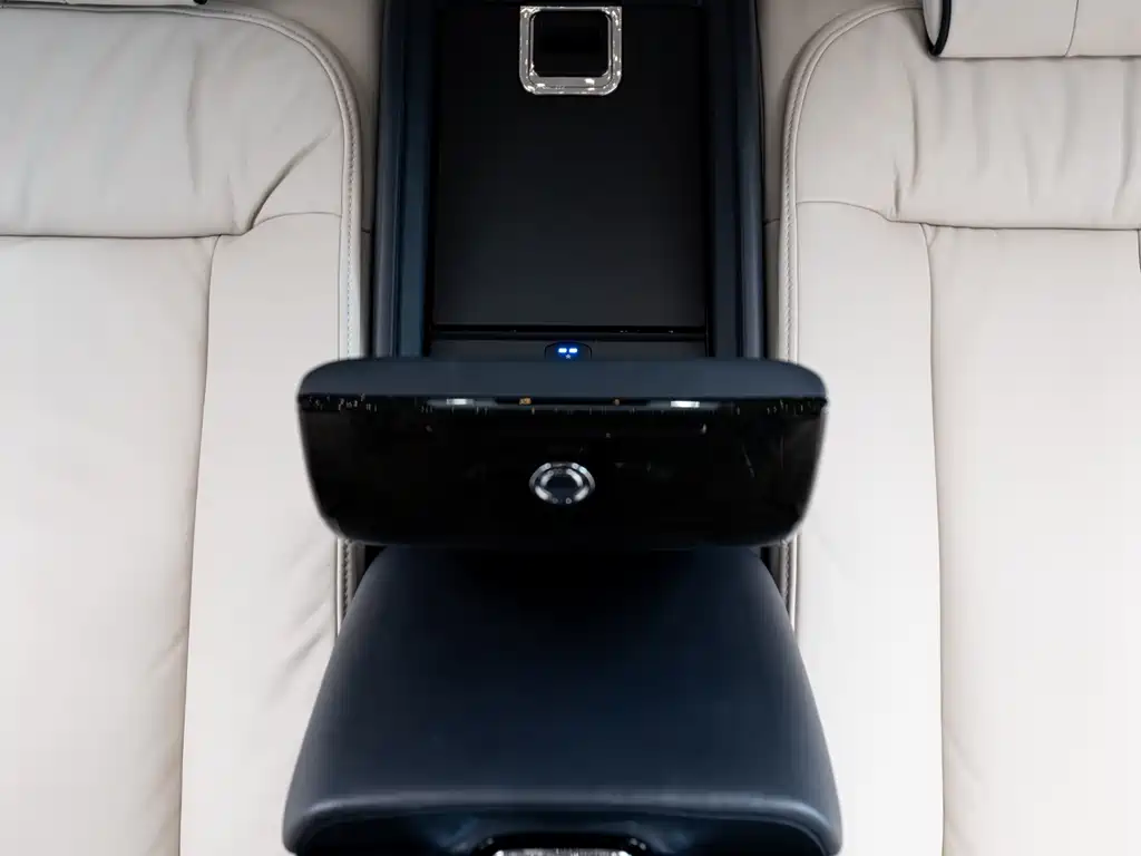 Rolls-Royce Phantom 2020 — фото 17
