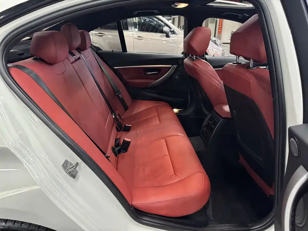 BMW 3 Series 2018 — фото 19