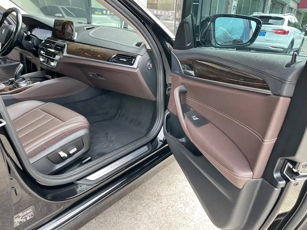 BMW 5 Series 2019 — фото 10