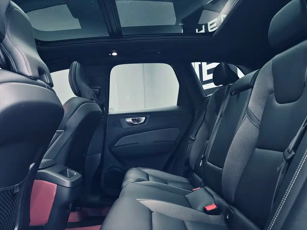 Volvo XC60 2025 — фото 10