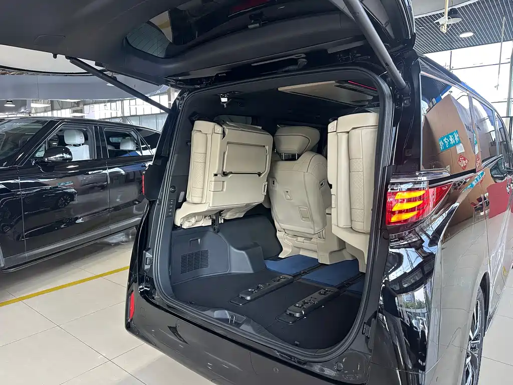 Toyota Alphard 2023 — фото 22