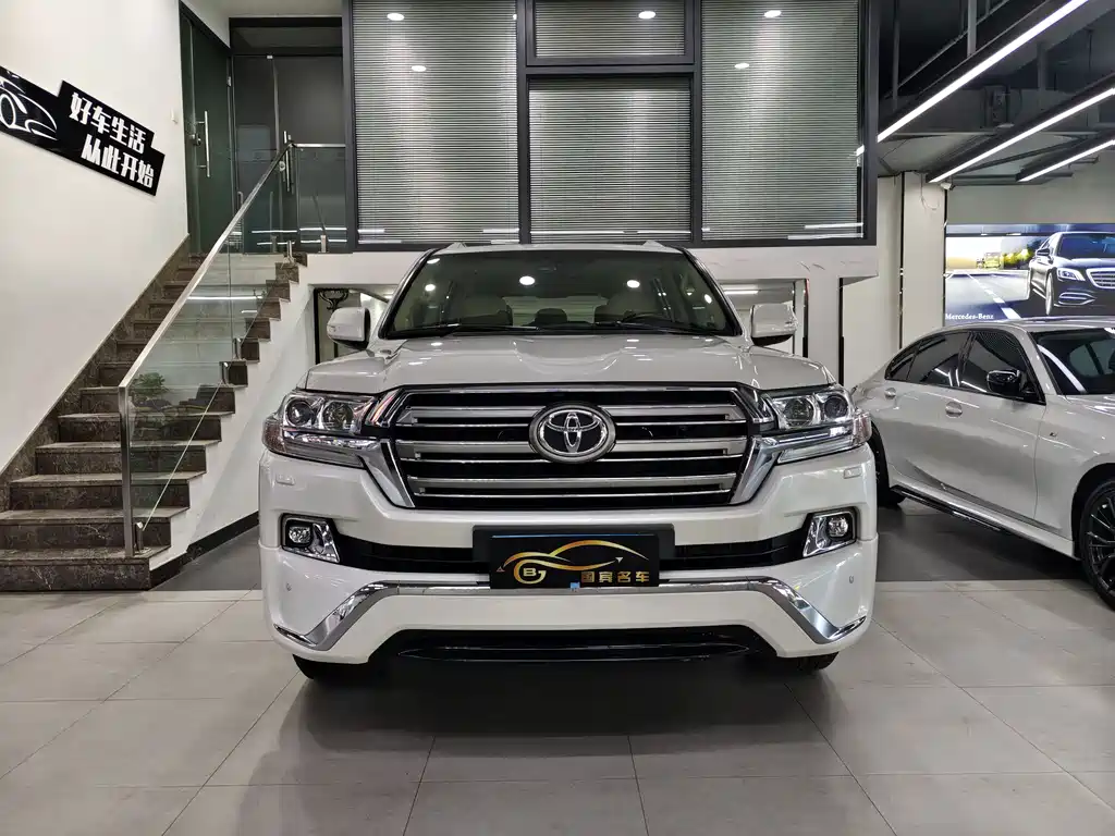Toyota Land Cruiser 2017 — фото 1