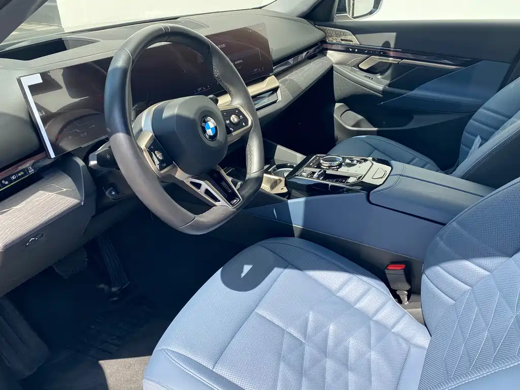BMW 5 Series 2025 — фото 14