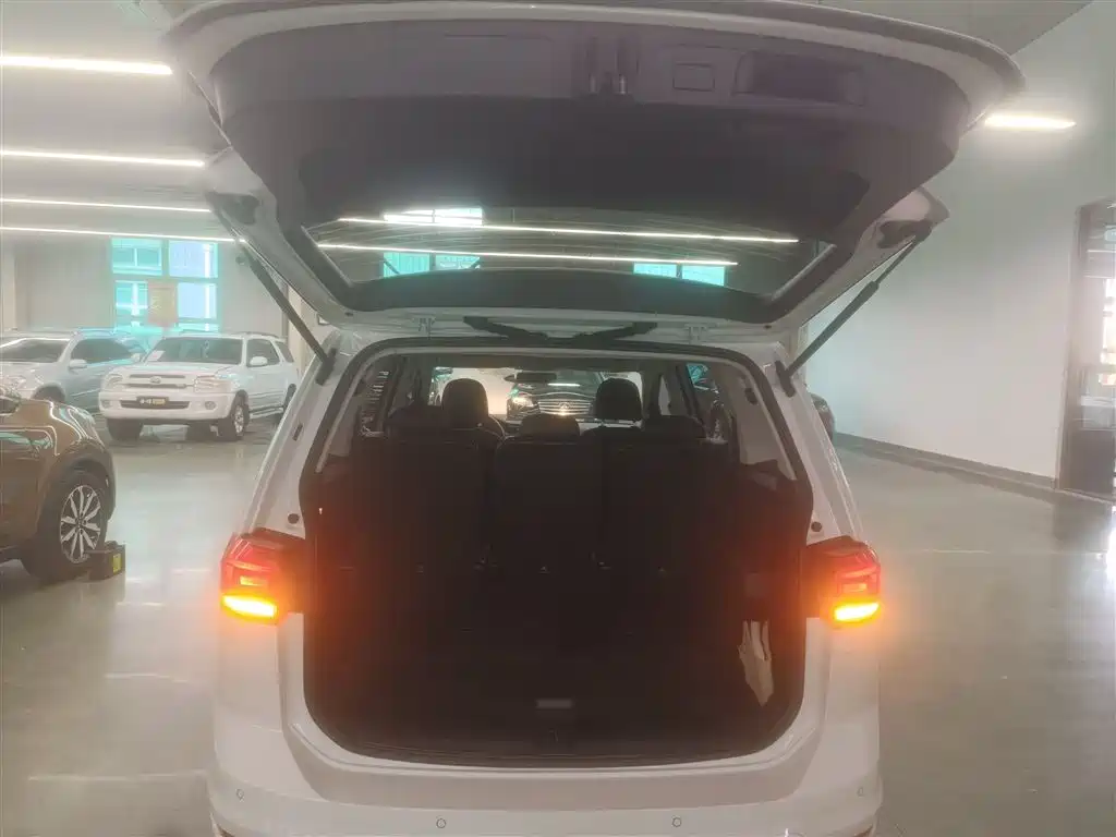 Volkswagen Touran 2019 — фото 19