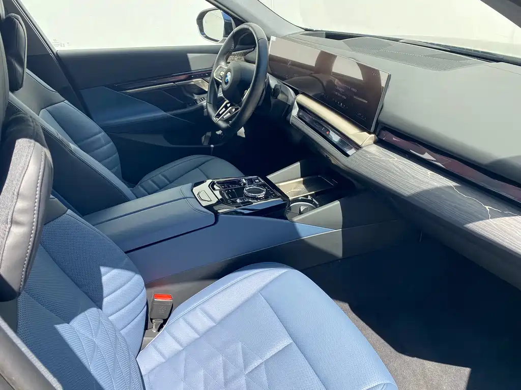 BMW 5 Series 2025 — фото 17