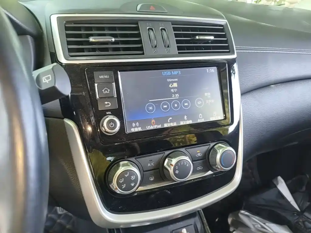 Nissan Tiida 2017 — фото 13