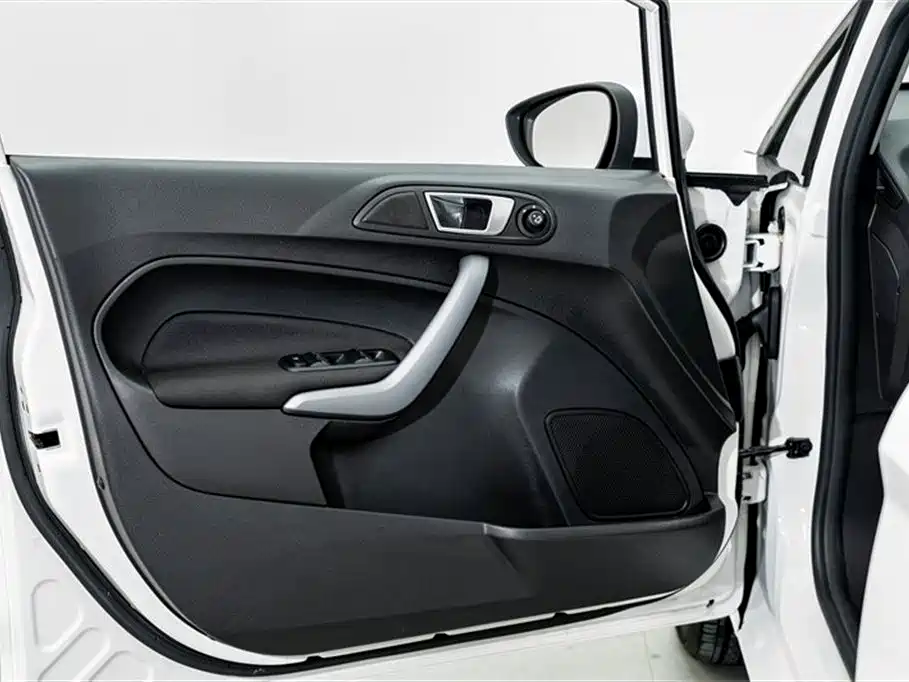 Ford Fiesta 2015 — фото 16