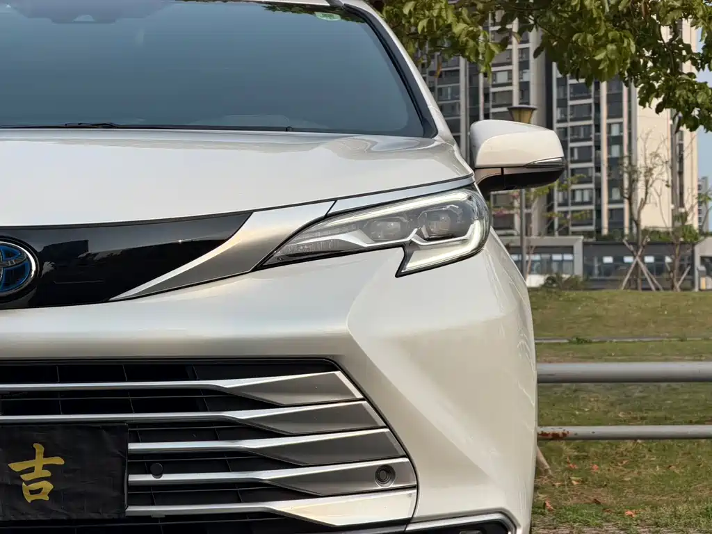 Toyota Sienna 2023 — фото 24