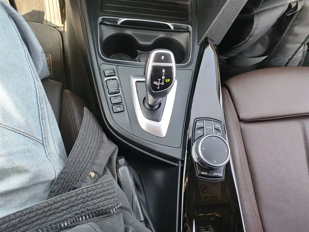 BMW 3 Series 2019 — фото 10