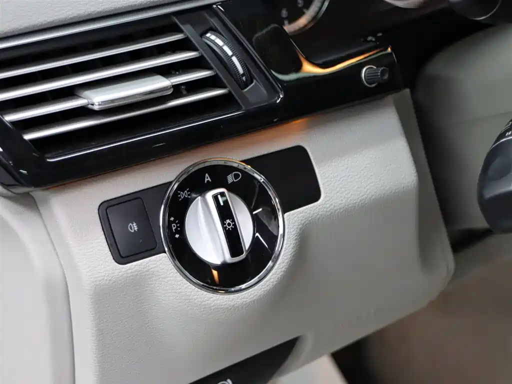 Mercedes-Benz E-Class 2010 — фото 23