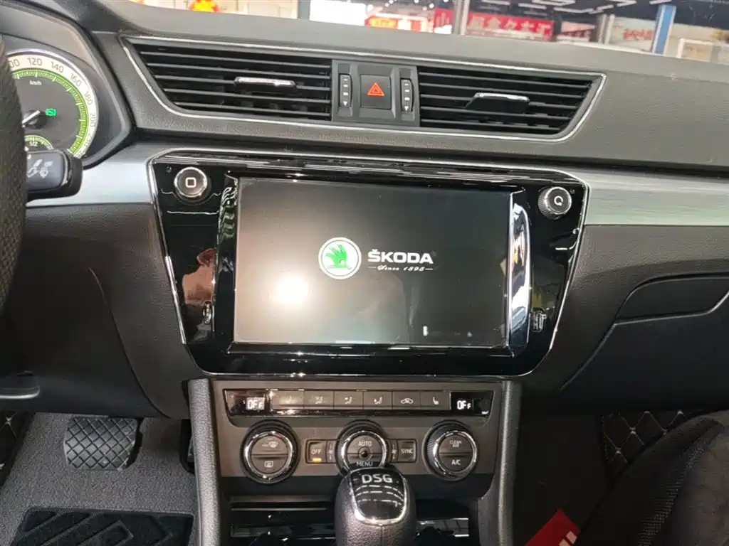 Skoda Superb 2019 — фото 13