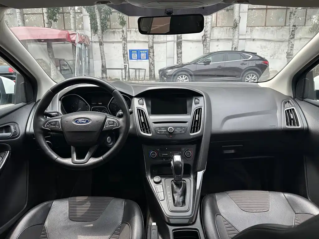 Ford Focus 2018 — фото 16