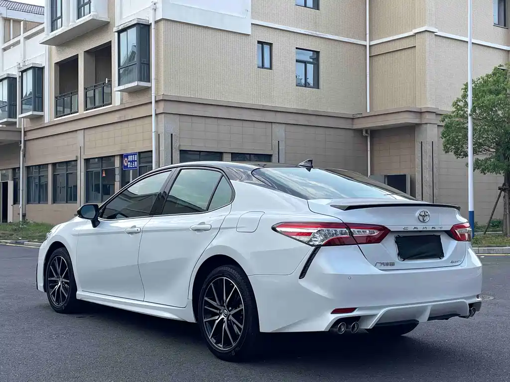 Toyota Camry 2024 — фото 4