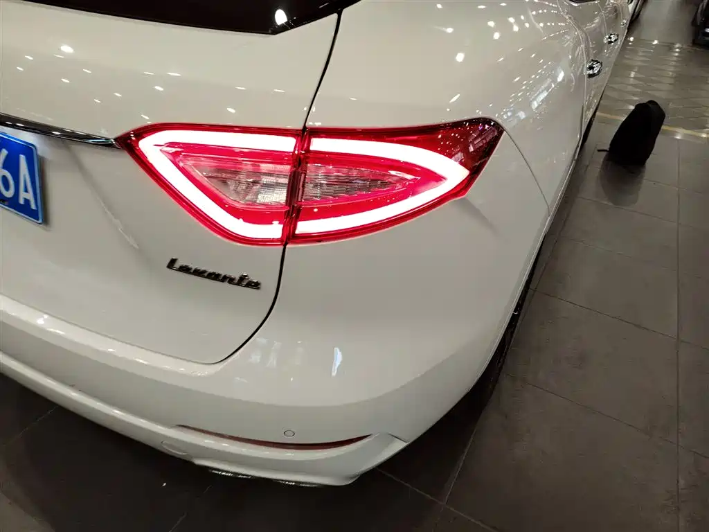 Maserati Levante 2017 — фото 24