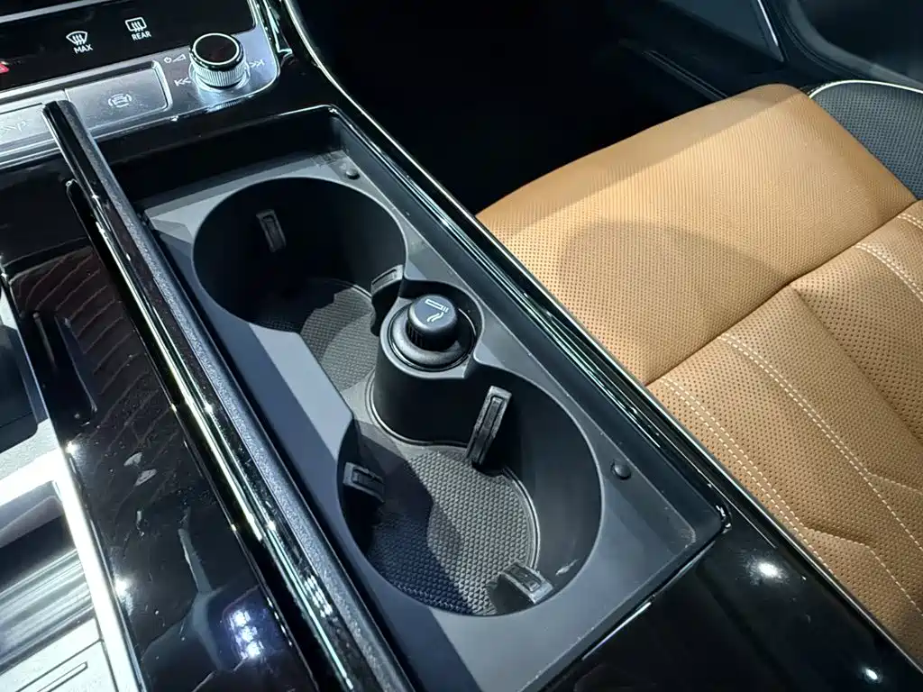 Audi A8 2022 — фото 19