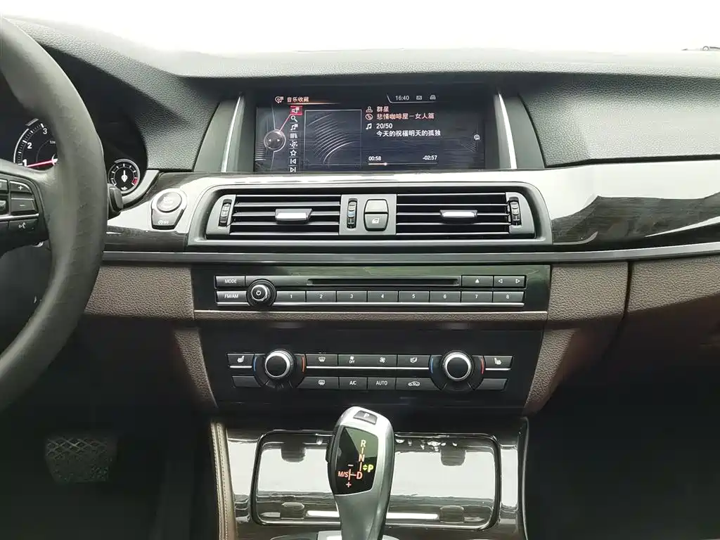 BMW 5 Series 2017 — фото 12