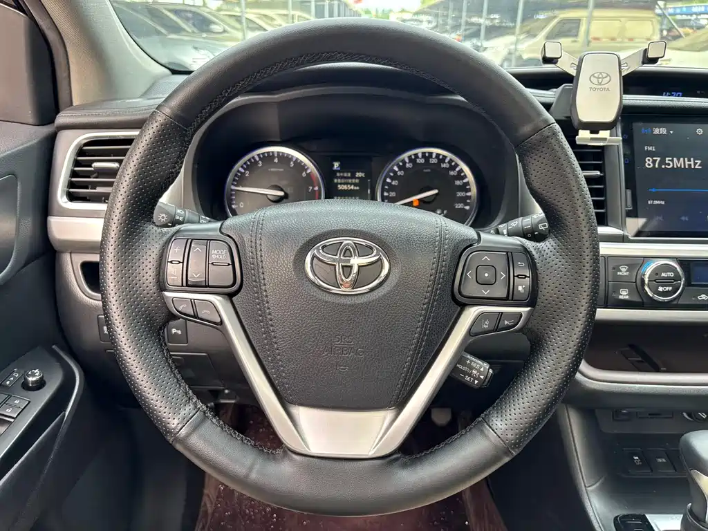 Toyota Highlander 2022 — фото 8