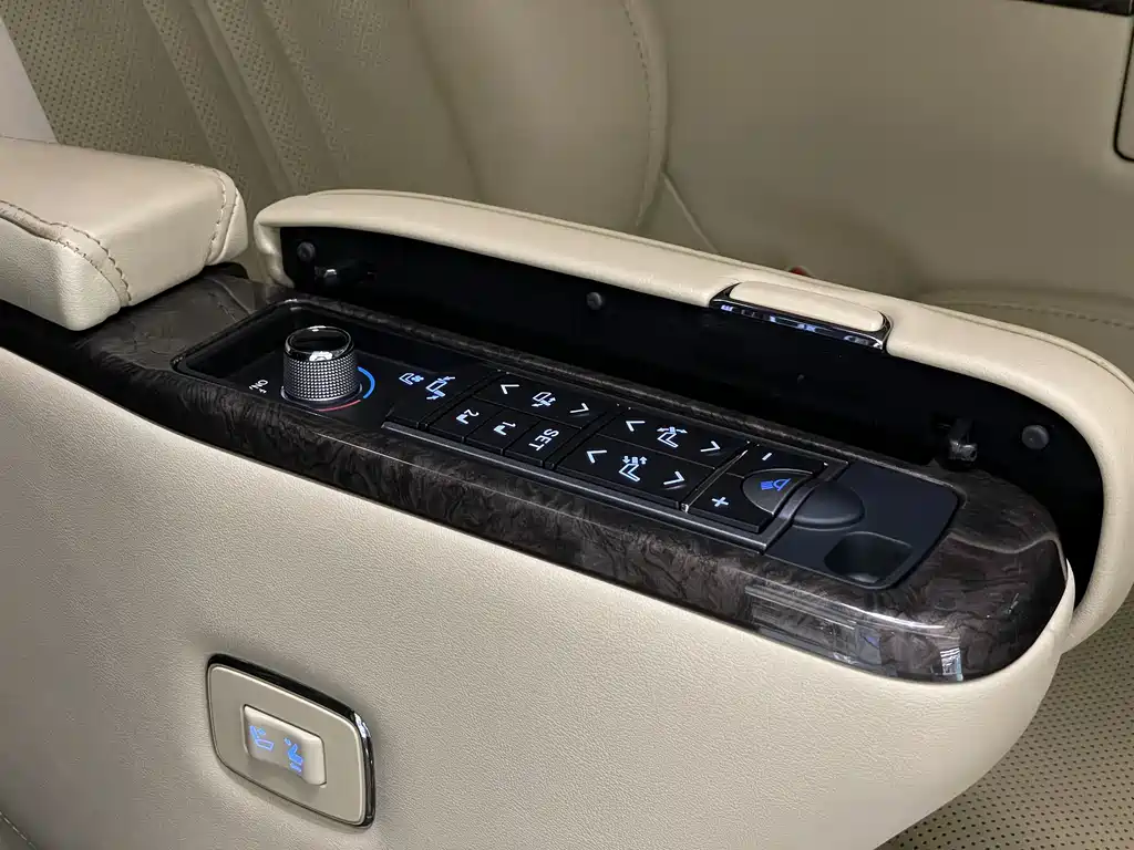 Toyota Alphard 2020 — фото 19