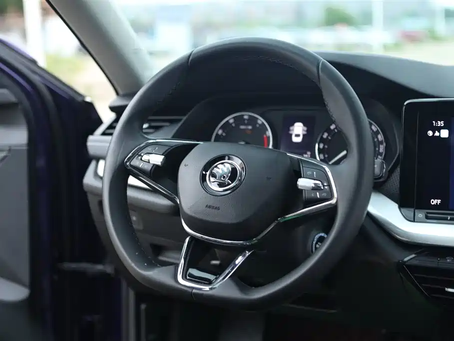 Skoda Octavia 2023 — фото 14