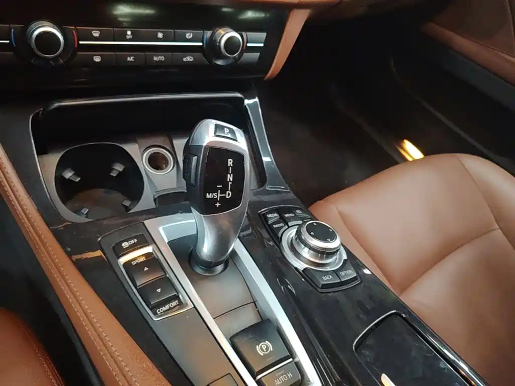 BMW 5 Series 2017 — фото 14