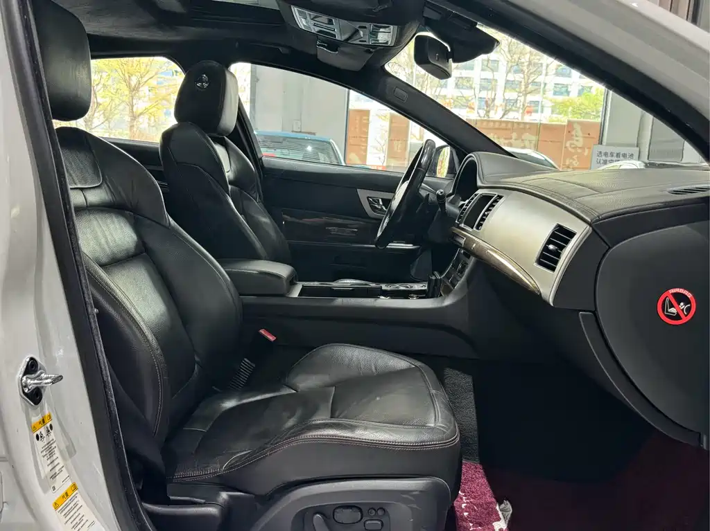 Jaguar XF 2015 — фото 21