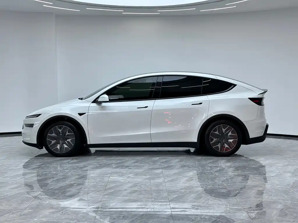Tesla Model Y L 2026 — фото 9