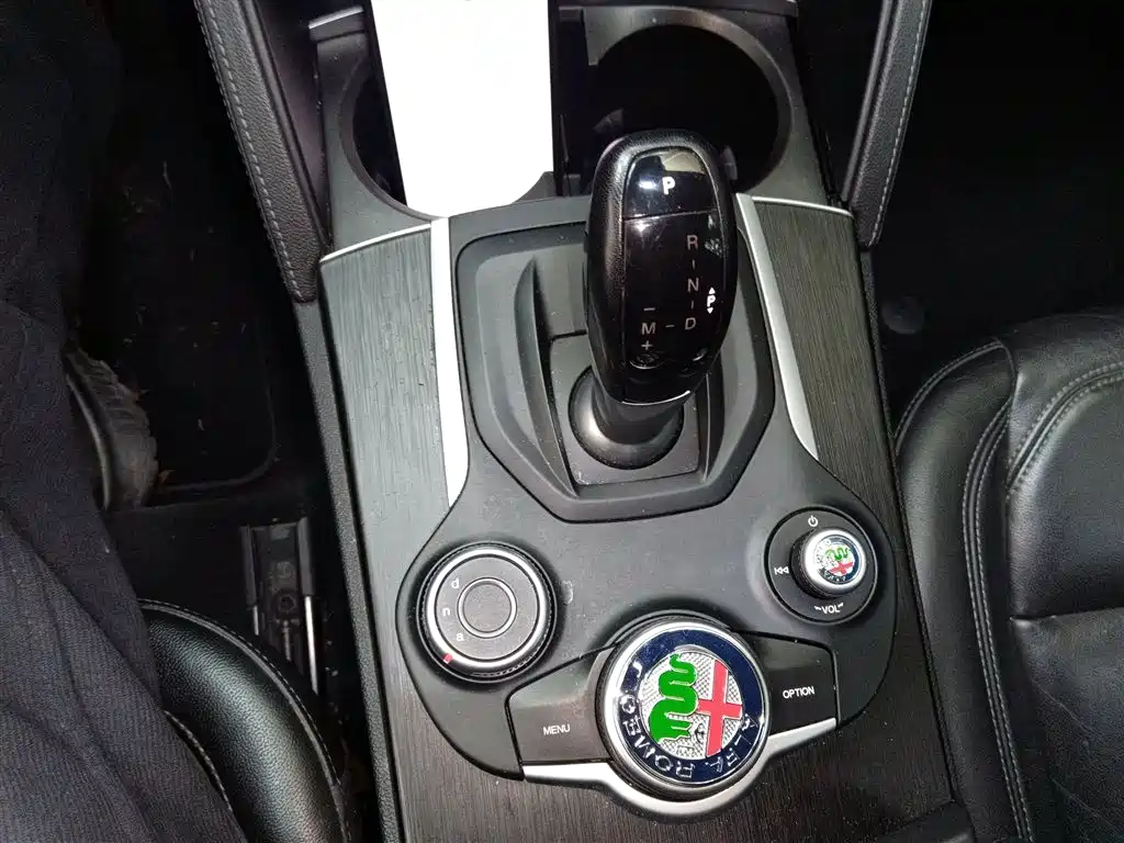 Alfa Romeo Stelvio 2018 — фото 10