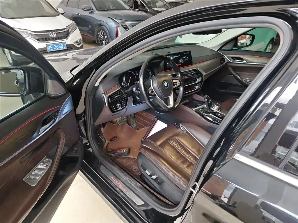 BMW 5 Series 2018 — фото 16