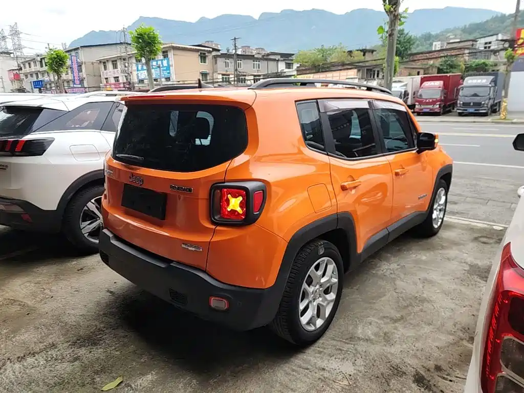 Jeep Renegade 2016 — фото 7