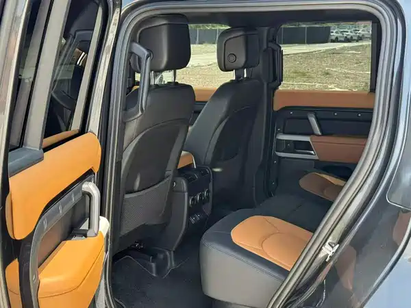 Land Rover Defender 2024