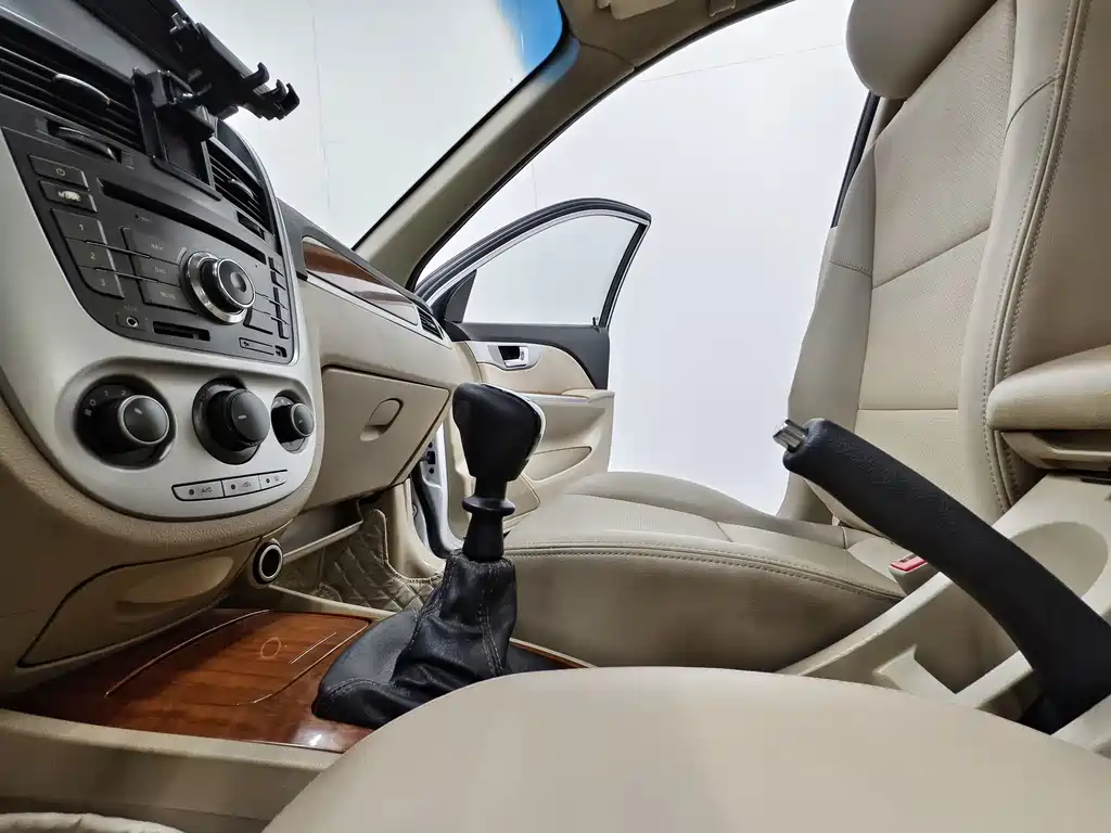 Buick Excelle 2015 — фото 12