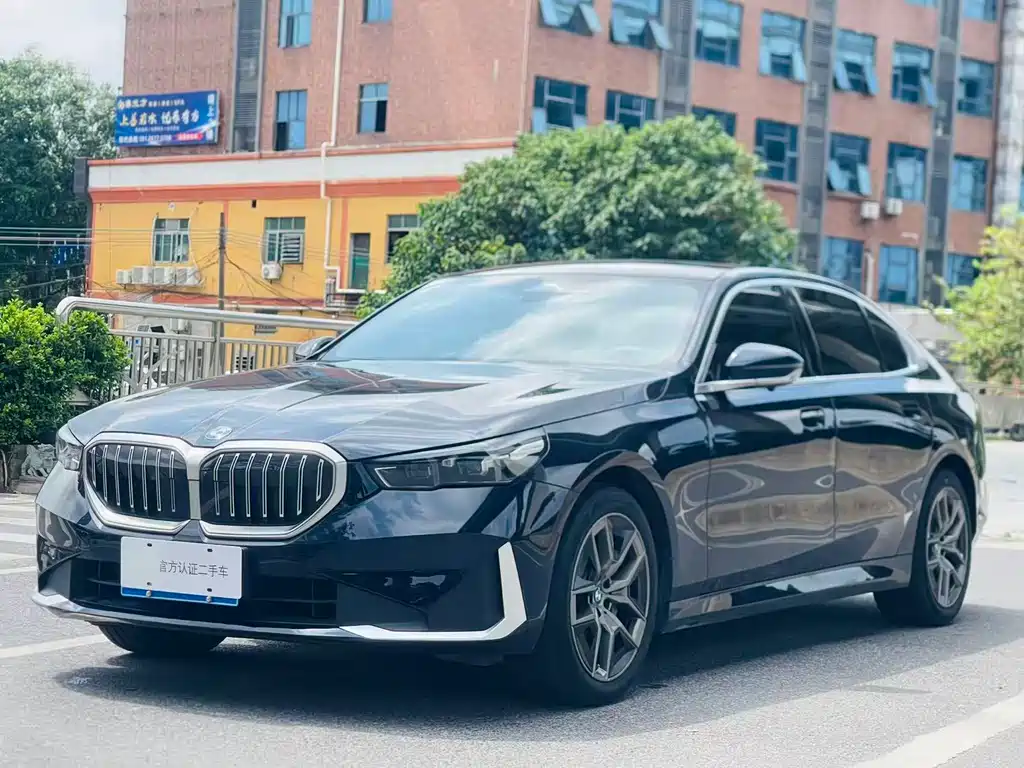 BMW 5 Series 2025 — фото 1