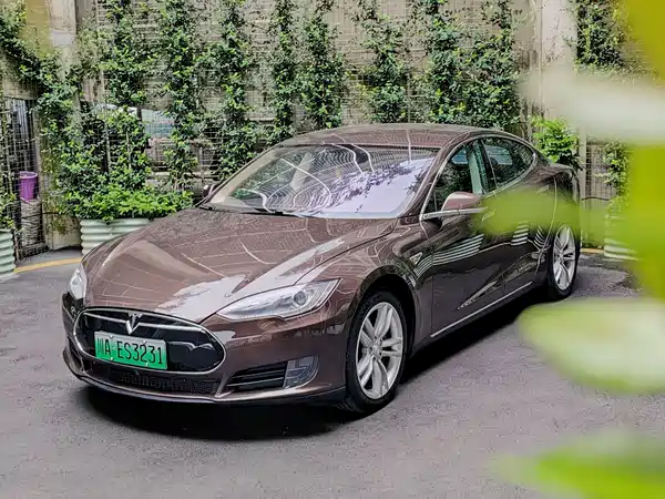 Tesla Model S 2015