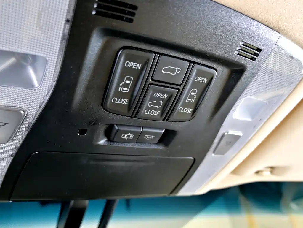 Toyota Alphard 2017 — фото 24