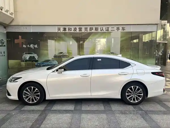 Lexus ES 2025