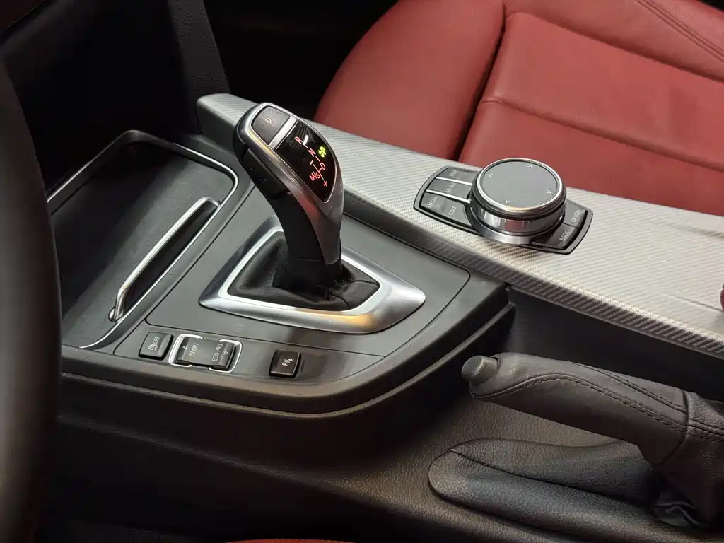 BMW 3 Series 2018 — фото 11