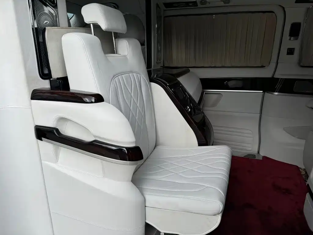 Mercedes-Benz V-Class 2023 — фото 12