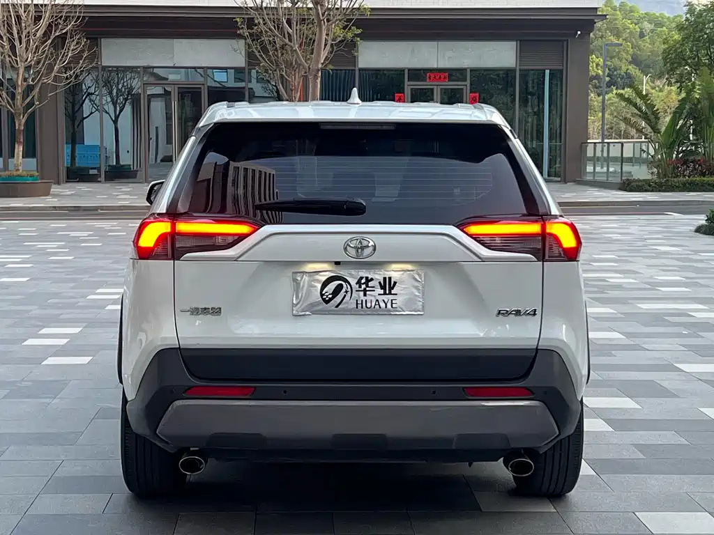 Toyota RAV4 2022 — фото 10