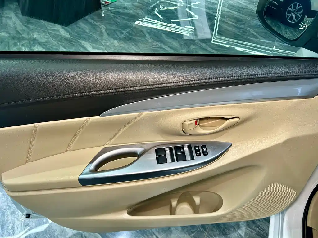 Toyota Yaris L 2014 — фото 18