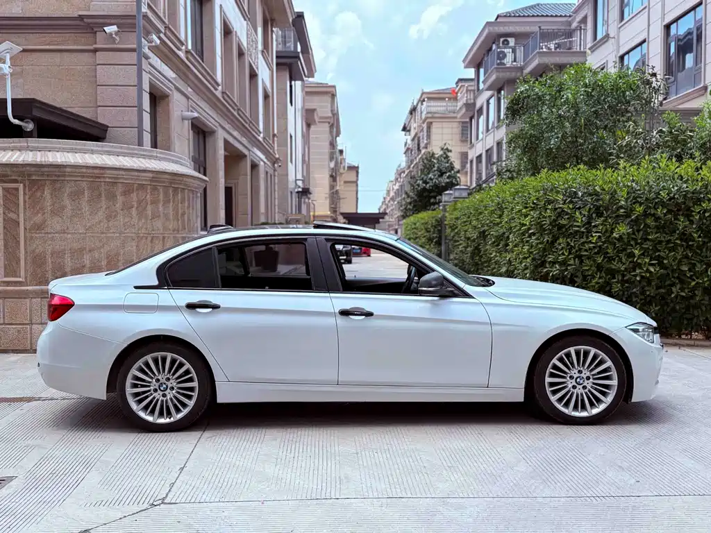 BMW 3 Series 2018 — фото 10