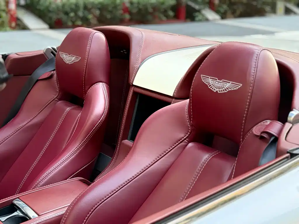 Aston Martin V8 Vantage 2011 — фото 11