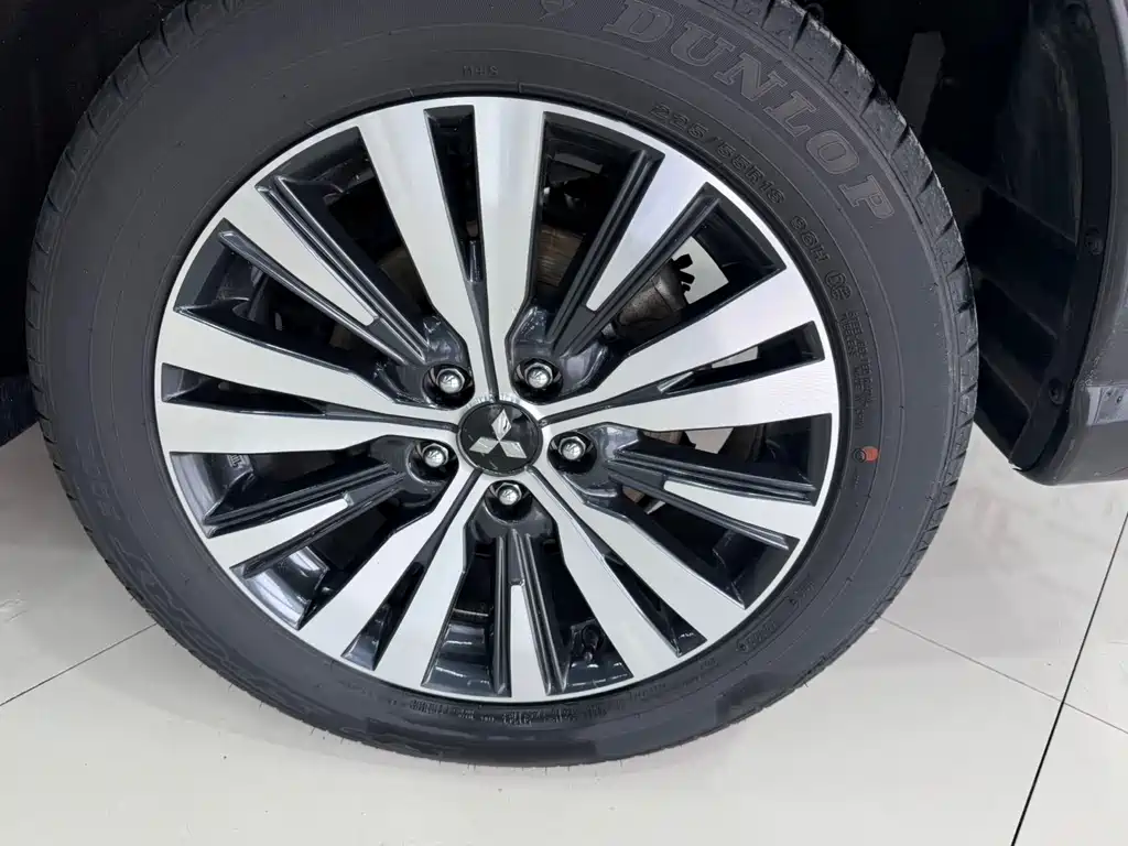 Mitsubishi Outlander 2023 — фото 18