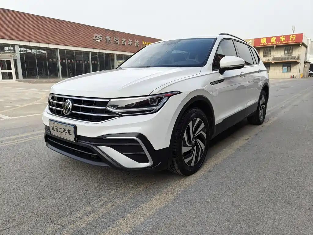 Volkswagen Tiguan L 2022 — фото 1