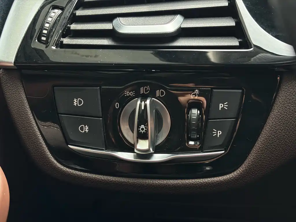 BMW 5 Series 2019 — фото 17