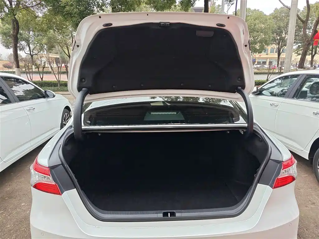 Toyota Camry 2022 — фото 19