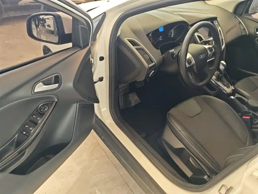 Ford Focus 2015 — фото 16